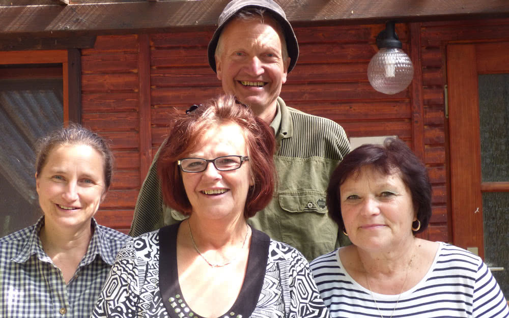 Mitarbeiter der Internationalpark GmbH von links nach rechts: Evelyn Patsch (Leiterin), Christine Makowski (Köchin), Isolde Lazar (Köchin), im Hintergrund: Dr. Ansgar Vössing (Geschäftsführer)